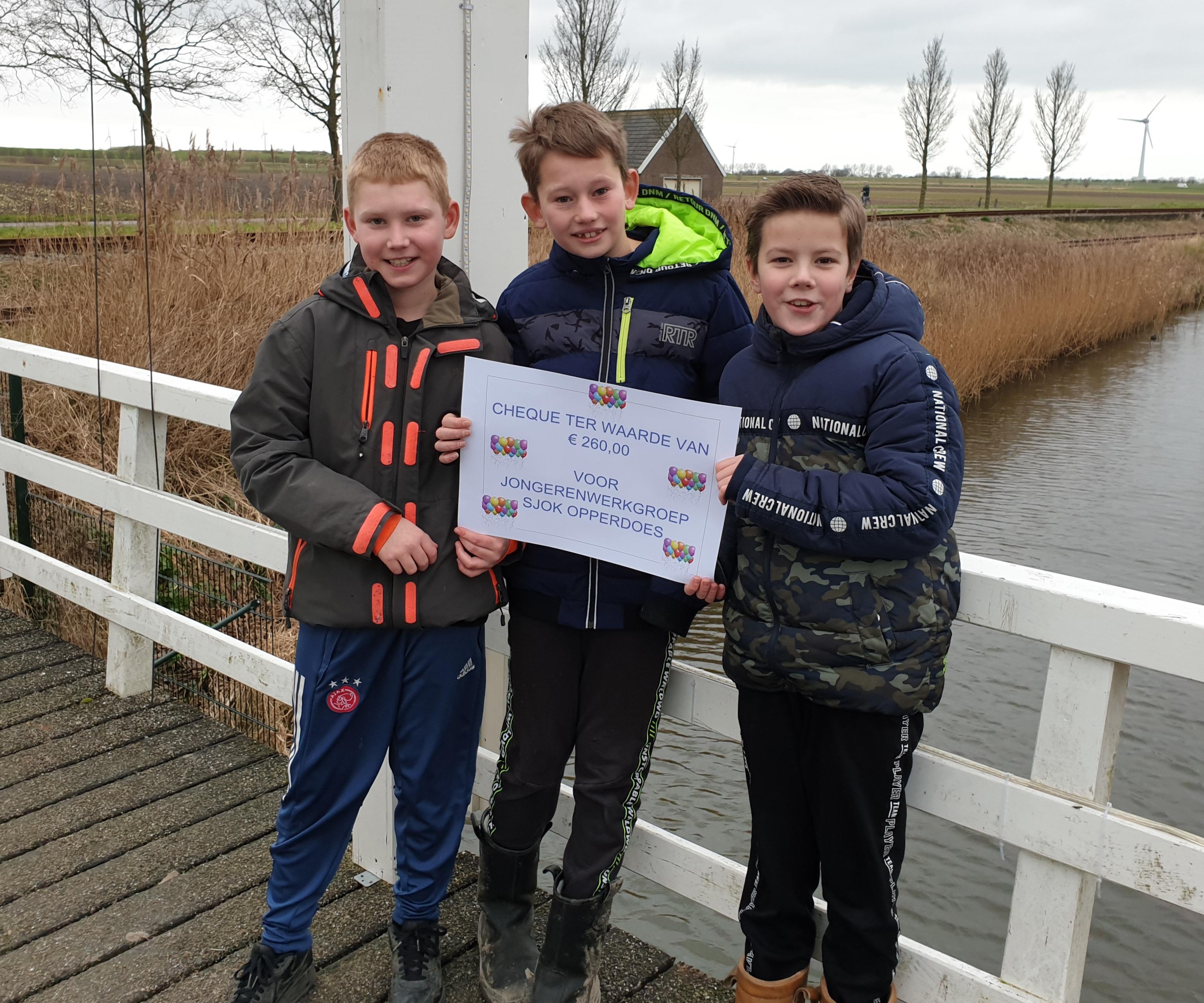 Tim, Bjorn en Joey uit Opperdoes halen tóch kerstbomen op. En niet zo’n beetje ook: ze verzamelden 5